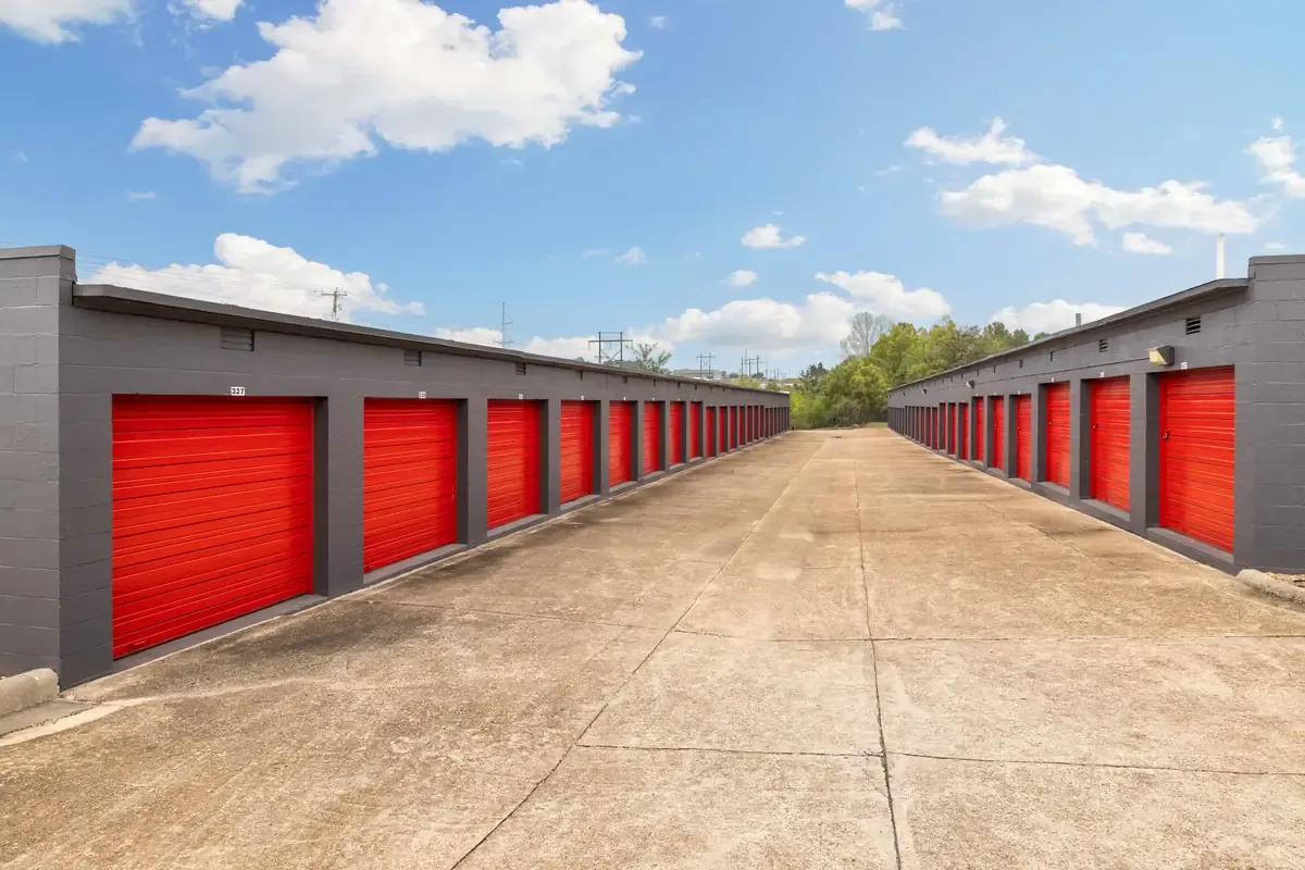 Storage drive lanes KO Storage of Harrison, AR
